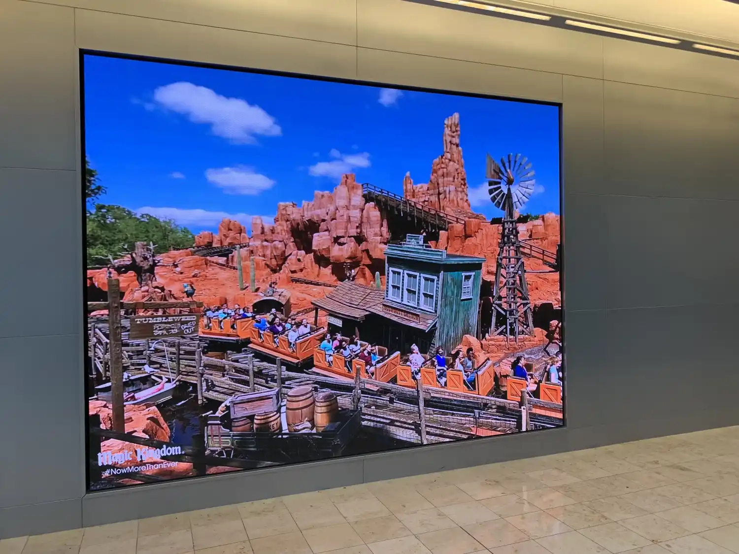 1.58mm Pixel Pitch Indoor LED Display Board for Souvenir Gift Shop